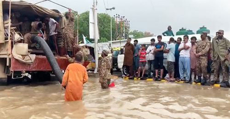 Death toll in Karachi rises to 11 as heavy monsoon rains cause 'critical situation'