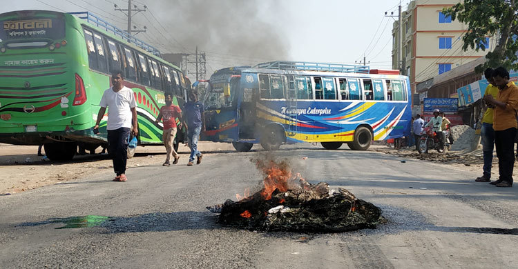 যানজট সৃষ্টিতে বাধা দেয়ায় র‌্যাবের সঙ্গে বাস শ্রমিকদের টক্কর