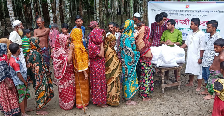 পটুয়াখালীতে শতাধিক কৃষক পরিবারের মাঝে ঈদ সামগ্রী বিতরণ