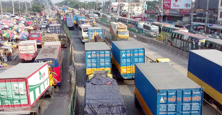 ঢাকা-চট্টগ্রাম মহাসড়কে ২৫ কি.মি যানজট, টোলপ্লাজায় ধীরগতি