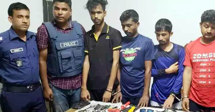 বাংলাদেশে ঢুকে অস্ত্রসহ ৪ ভারতীয় ধরা