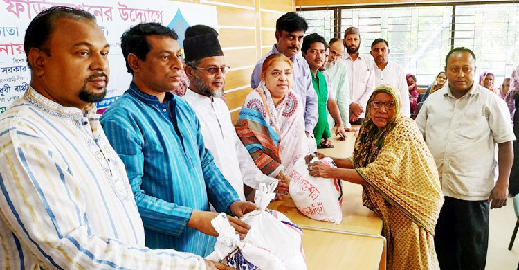 তিন শতাধিক অসহায় মানুষ পেল ঈদের সামগ্রী