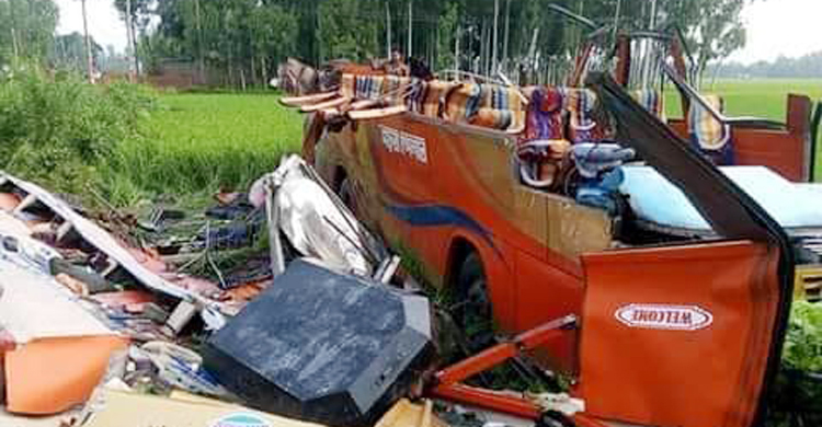 ৪০ জন যাত্রী নিয়ে উল্টে গেল বাস