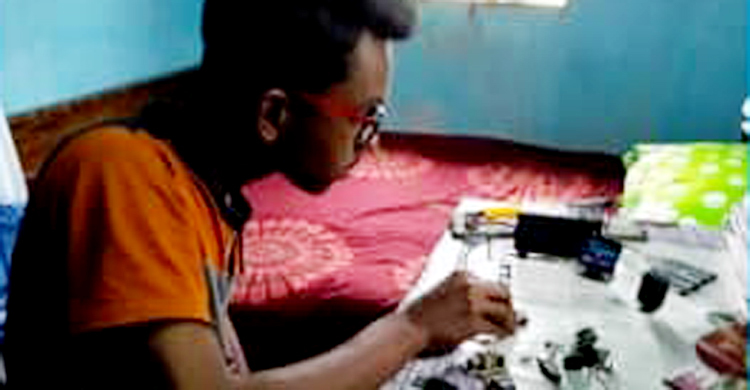 মিনি কম্পিউটার তৈরি করেছে নেত্রকোনার এক ছাত্র