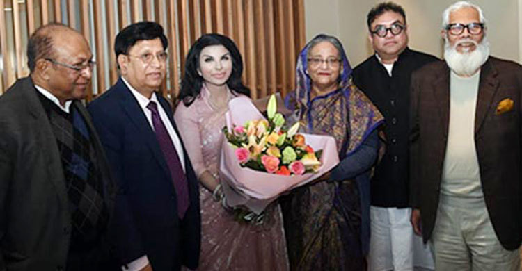 PM arrives in London