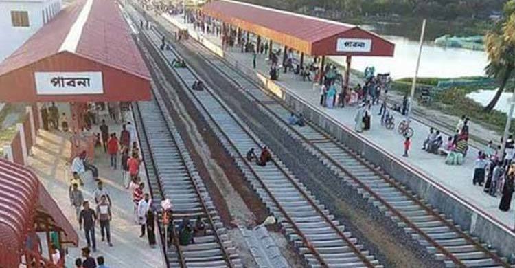 রেললাইনের ওপর টুকরো টুকরো লাশ