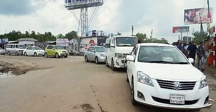 স্বস্তিতে ঢাকায় ফিরছেন কর্মজীবীরা
