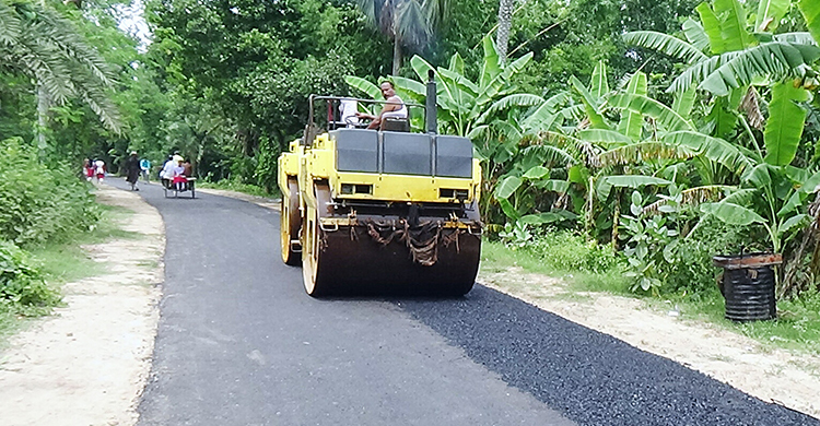 বৃষ্টিতেই উঠে যাবে ২৫ কোটি টাকার সড়কের কার্পেটিং