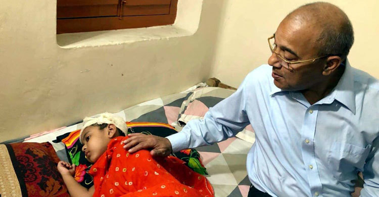 চলন্ত ট্রেনে পাথর নিক্ষেপ, শিশু রক্তাক্ত