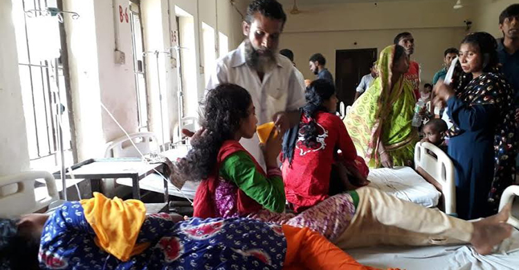হঠাৎ একই বিদ্যালয়ের ৩৭ ছাত্রী হাসপাতালে ভর্তি