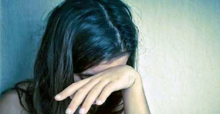 ছাত্রীর স্পর্শকাতর স্থানে হাত দিলেন শিক্ষক