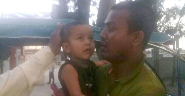 ট্রেনে কাটা পড়লো মা, বেঁচে গেল সন্তান