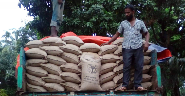 ধর্মপাশায় ৪০০ বস্তা সরকারি চাল উদ্ধার, গ্রেফতার ২