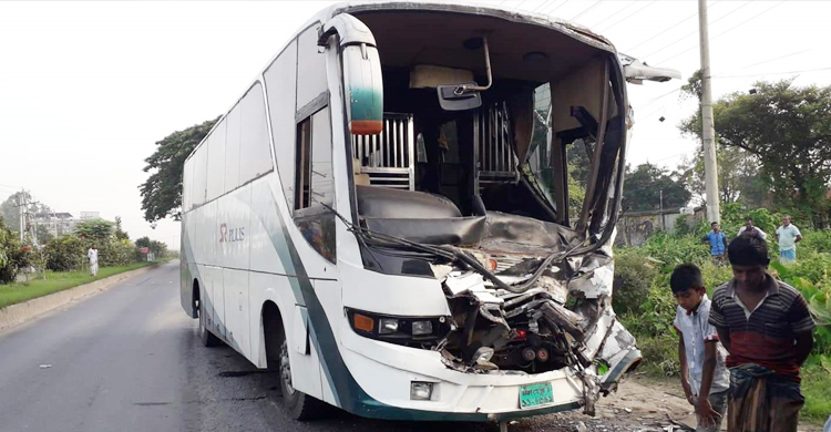 ভোর বেলায় তিন বাসের সংঘর্ষে ঝরলো ২ প্রাণ