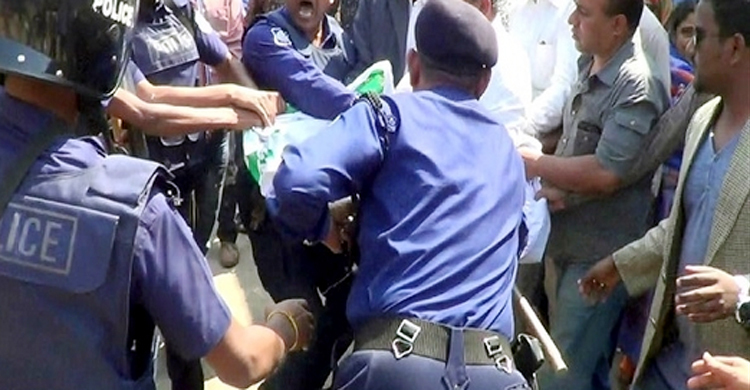 পুলিশের সঙ্গে ধস্তাধস্তি