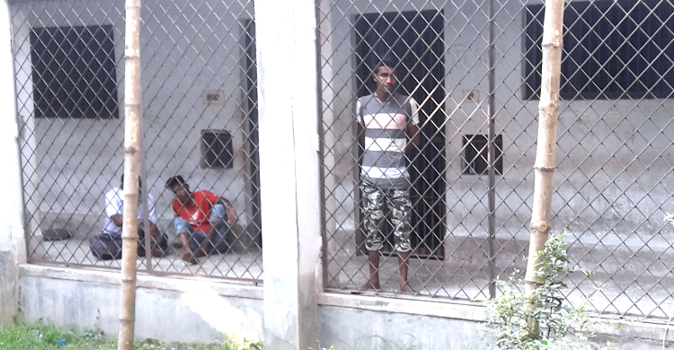 রাস্তা থেকে তুলে তরুণ-তরুণীকে ক্লাবে আটকে রাখল তারা