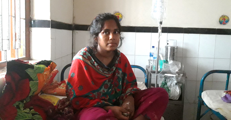 বাথরুমের দরজা ভেঙে প্রবাসীর স্ত্রীকে অ্যাসিড নিক্ষেপ