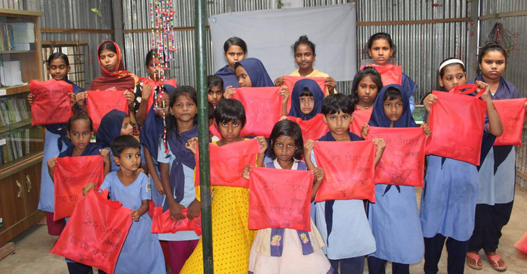 অ আ ক খ স্কুলের শিক্ষার্থীদের মাঝে পোশাক ও ঈদ সামগ্রী বিতরণ