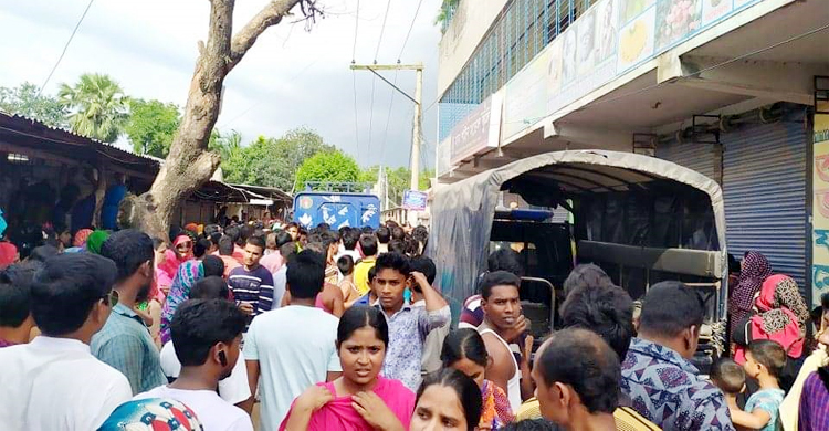 বাড়ি থেকে বেড়িয়ে গেল বাবা, মায়ের লাশ পেল মেয়ে