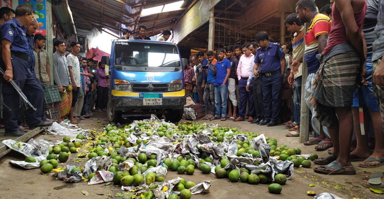 রাস্তায় ফেলে ধ্বংস করা হলো তিন ট্রাক আম