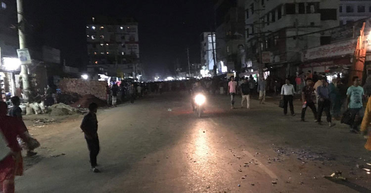 শ্রমিককে চাপা দেয়ায় সড়ক অবরোধ