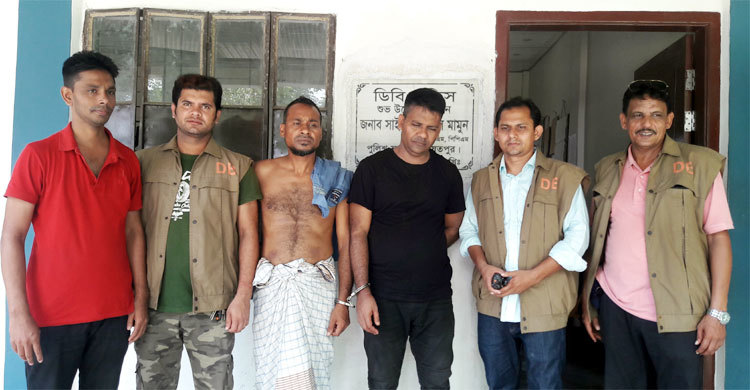 তল্লাশির সময় দুই পুলিশকে কামড় দিল মাদক ব্যবসায়ী