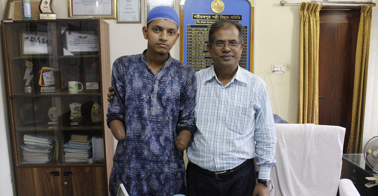 দু’হাত হারানো সিয়ামকে চাকরি দিয়েছে পবিস