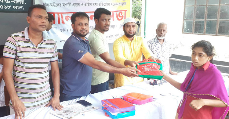 যশোরে প্রতিবন্ধী শিক্ষার্থীদের মাঝে মশারি বিতরণ
