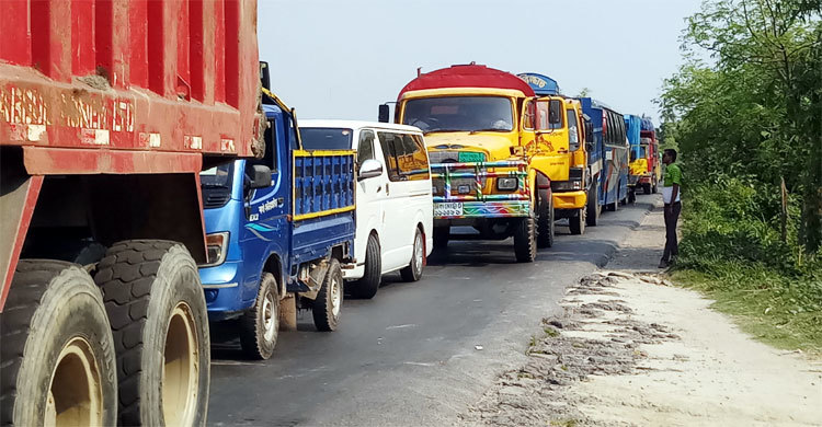 পাবনা-বগুড়া মহাসড়কে ৫ কিলোমিটার যানজট