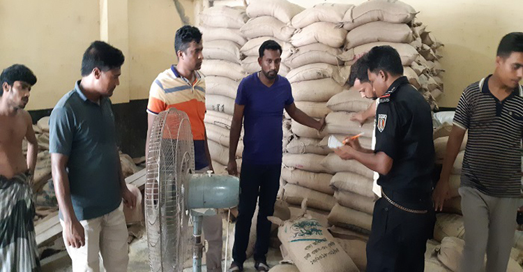 কালোবাজারে ২৬ মেট্রিক টন সরকারি চাল