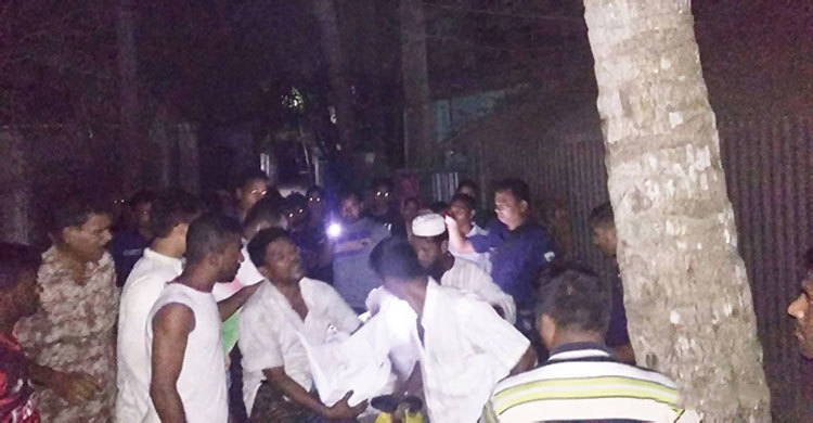 তিনদিন পর বাড়ি ফিরে মেয়ের ঝুলন্ত লাশ পেলেন মা