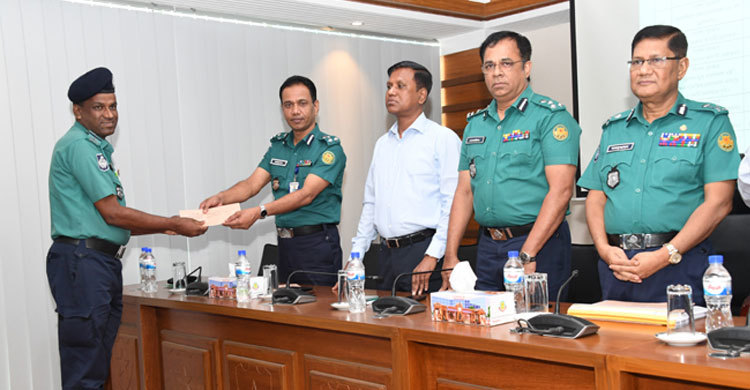 ‘ধূমপানমুক্ত বাংলাদেশ চাই’ আন্দোলনের এসআই শফিক পুরস্কৃত