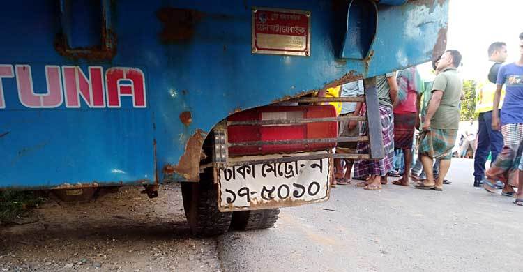 শ্রীপুরে ট্রাকচাপায় প্রাণ গেল দোকানির