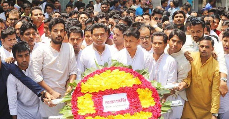 বঙ্গবন্ধুর প্রতিকৃতিতে ছাত্রলীগের শ্রদ্ধা