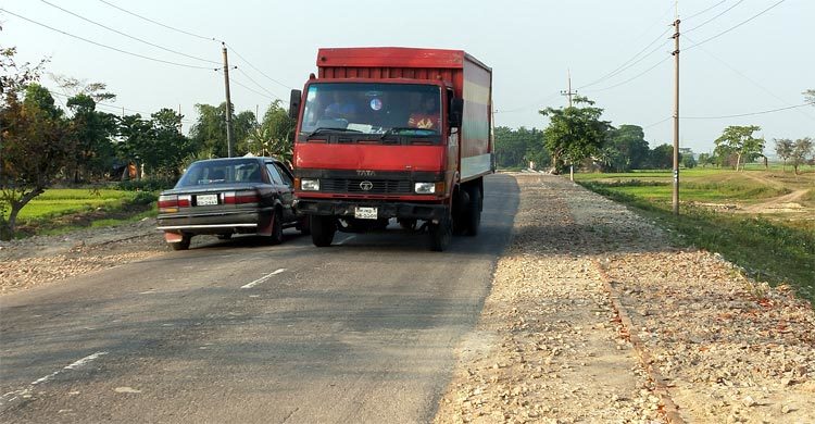 সিলেট-সুনামগঞ্জ আঞ্চলিক সড়কের প্রশস্তকরণ কাজে ধীরগতি