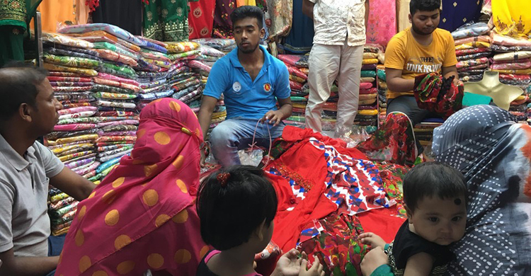 দাম বেশি, ঘুরছেন ক্রেতারা