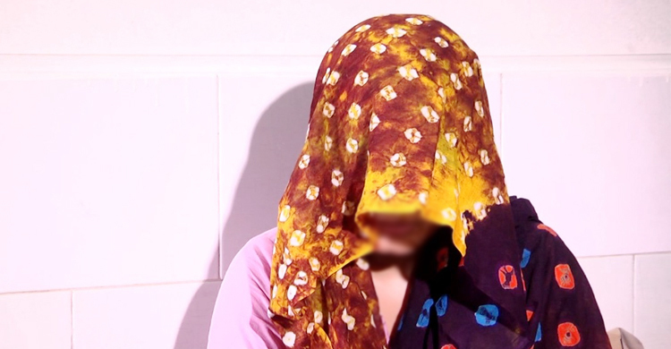 ধর্ষককে বাঁচাতে ধর্ষিতাকে গ্রামছাড়া