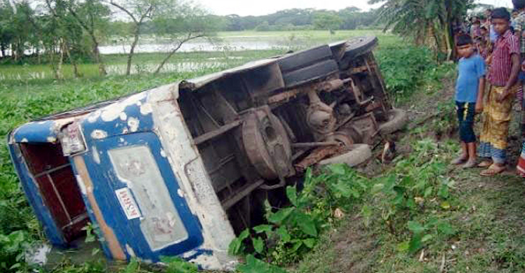 যাত্রীবাহী বাস খাদে ফেলে পালালেন চালক
