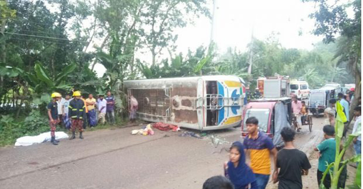 রাস্তার ওপর উল্টে গেল যাত্রীবাহী বাস