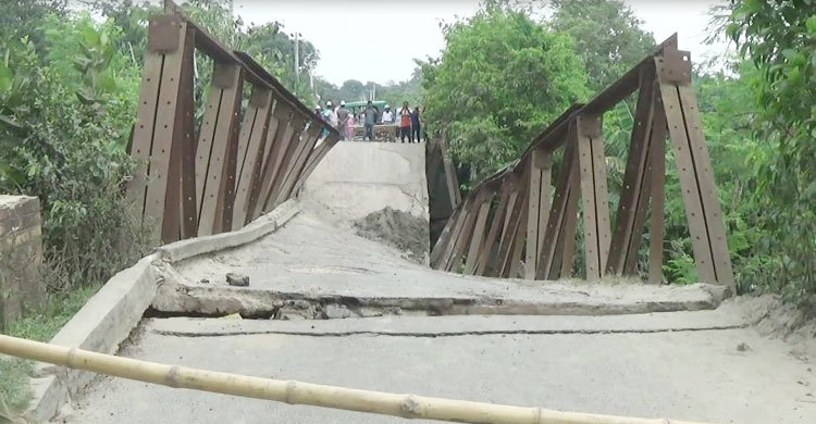 টাঙ্গাইলে বেইলি ব্রিজ ভেঙে যান চলাচল বন্ধ