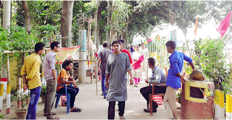 টাঙ্গাইলে দর্শনার্থীদের মিলনমেলা