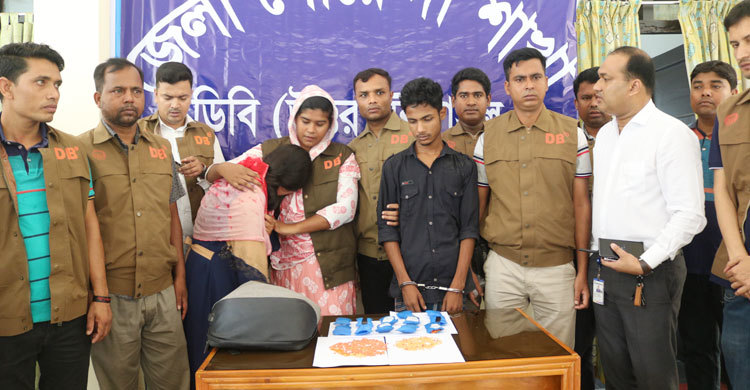 ট্রাভেল এজেন্সির আড়ালে ইয়াবা ব্যবসা, নারীসহ আটক ২