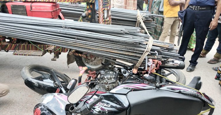 শিক্ষকের পা নিয়ে গেল রড বোঝাই টমটম