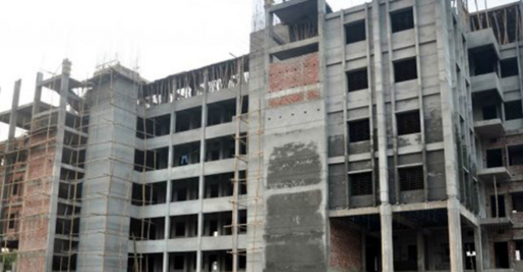 খেলতে খেলতে ৭ তলার ছাদ থেকে পড়ে গেল শিশু