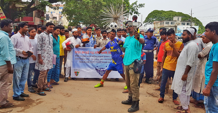 হেলমেট ব্যবহারে উৎসাহিত করতে তরুর অভিনব উদ্যোগ