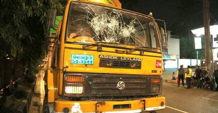 ট্রাকের নিচে হেলমেটসহ পিষ্ট মোটরসাইকেল চালক