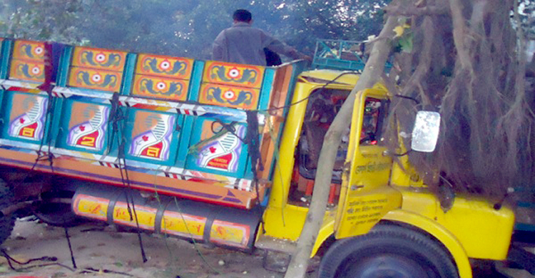 দুই ভাইকে এক কিলোমিটার টেনে নিয়ে গেল ট্রাক