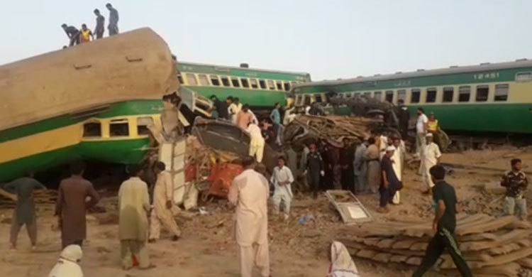 Train collision in Pakistan kills 16