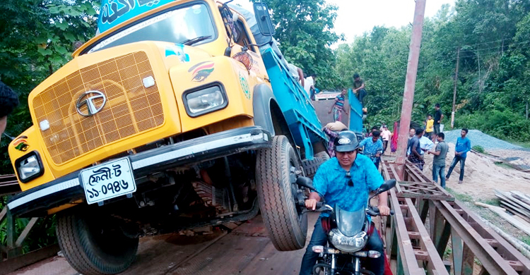 বেইলি ব্রিজে ট্রাক আটকে যোগাযোগ বন্ধ