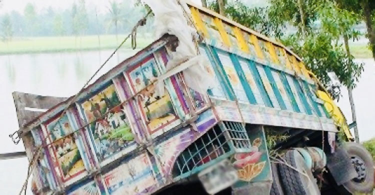 সাতক্ষীরায় ট্রাক খাদে পড়ে চালক নিহত